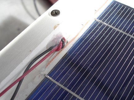 Для того чтобы вывести наружу провода, было просверлено отверстие в днище солнечной батареи