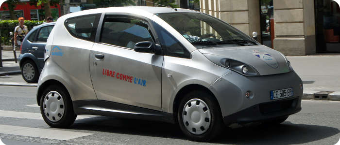 В Париже запустили сеть общественных электрических автомобилей.