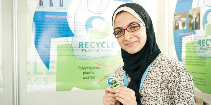 Юная египтянка предложила рациональный способ превращения пластиковых отходов в топливо