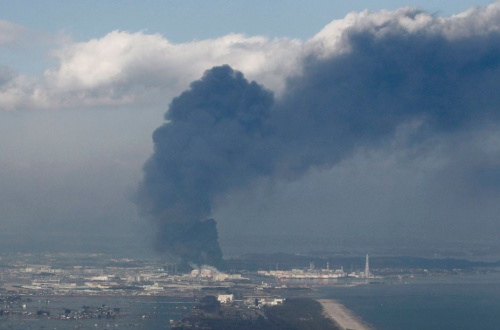 АЭС «Фукусима-1» в дыму